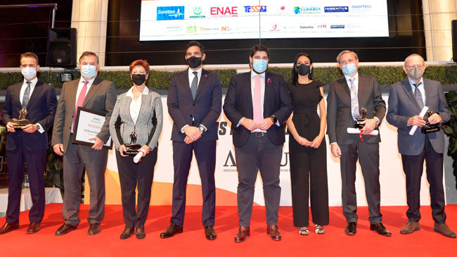 Los galardonados, con los presidentes de Adimur y de la Comunidad y la consejera de Empresa Los galardonados, con los presidentes de Adimur y de la Comunidad y la consejera de Empresa