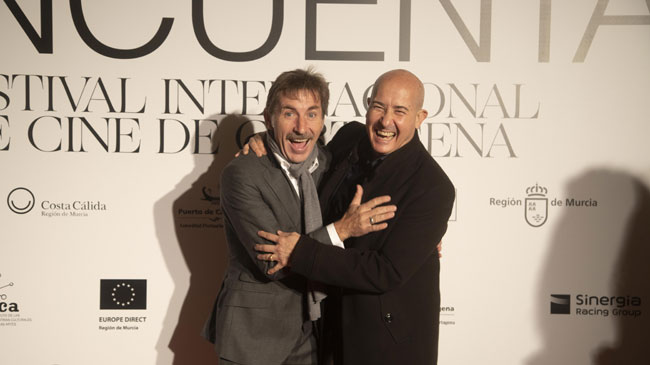 Antonio de la Torre, a la izquierda, celebra el premio