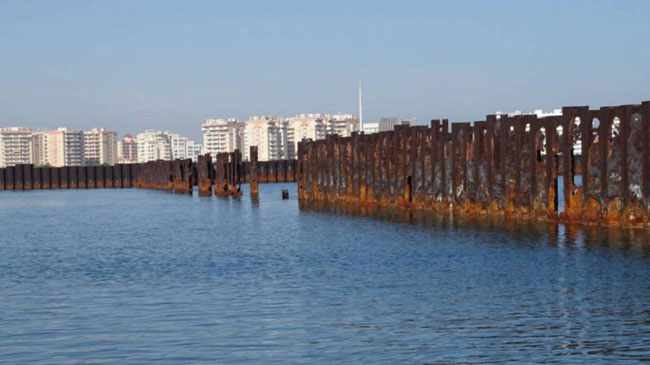 Estacas en torno a lo que iba a ser el puerto deportivo
