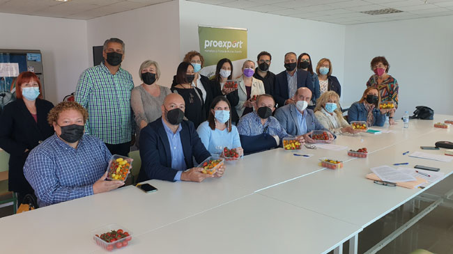 Foto de familia de los firmantes del convenio colectivo