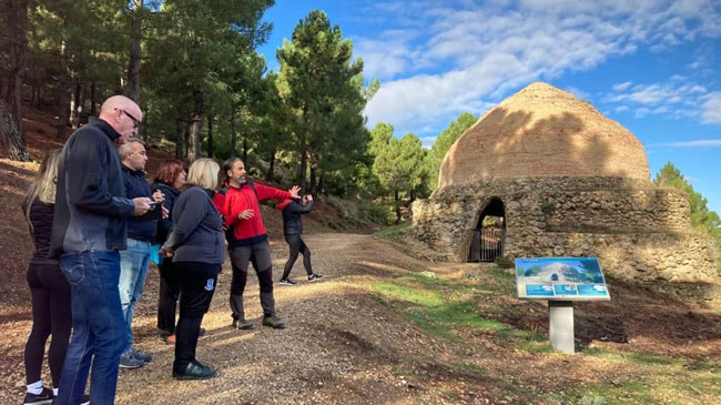 Touroperadores brit&aacute;nicos visitan los pozos de la nieve de Sierra Espu&ntilde;a