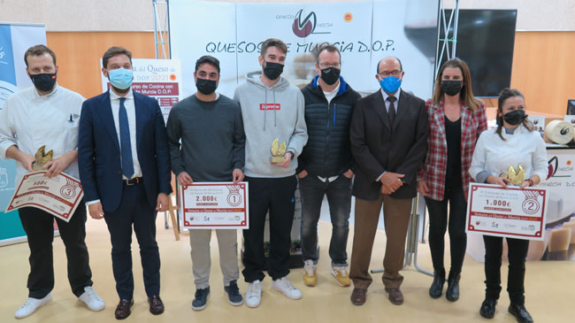 Los ganadores, junto a los miembros del jurado