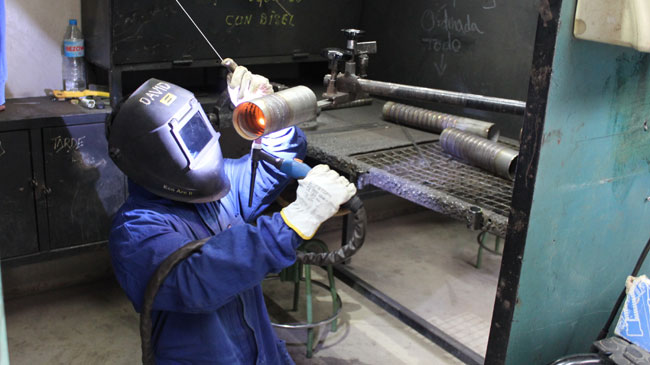 Un alumno en una clase de soldadura en Fremm