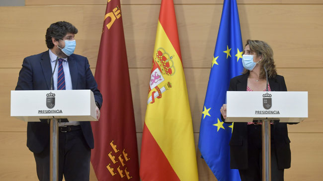 L&oacute;pez Miras y la ministra Teresa Ribera