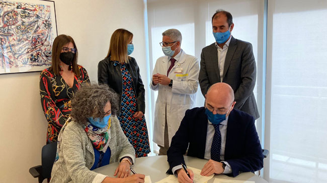 Firma del convenio entre la rectora de la UPCT, Beatriz Miguel, y el gerente del SMS, Francisco Ponce Firma del convenio entre la rectora de la UPCT, Beatriz Miguel, y el gerente del SMS, Francisco Ponce