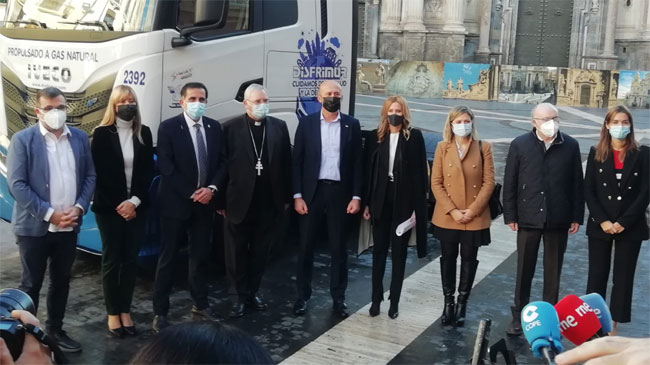 Directivos de C&aacute;ritas y Disfrimur, junto con el obispo, el alcalde de Murcia y la directora del SEF tras la firma del acuerdo