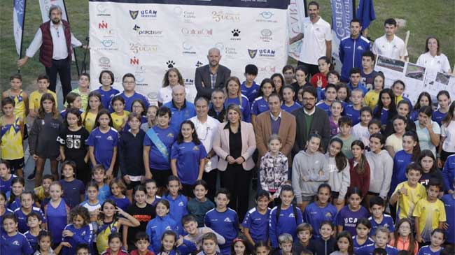 La alcaldesa, con miembros de clubes de atletismo La alcaldesa, con miembros de clubes de atletismo
