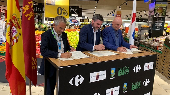Antonio Luengo durante la firma del convenio de colaboraci&oacute;n con Carrefour y el Caerm para promocionar productos ecol&oacute;gicos regionales