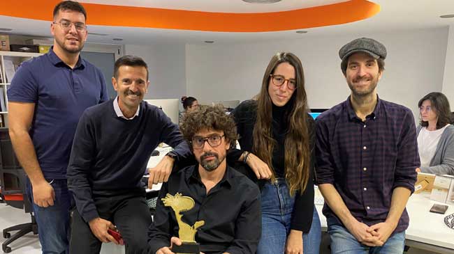 Equipo creativo de Portavoz con  Juanma Soriano (sentado con el trofeo)