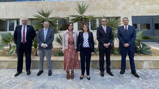 La consejera Mar&iacute;a Bel&eacute;n Campuzano junto al equipo directivo de Educaci&oacute;n