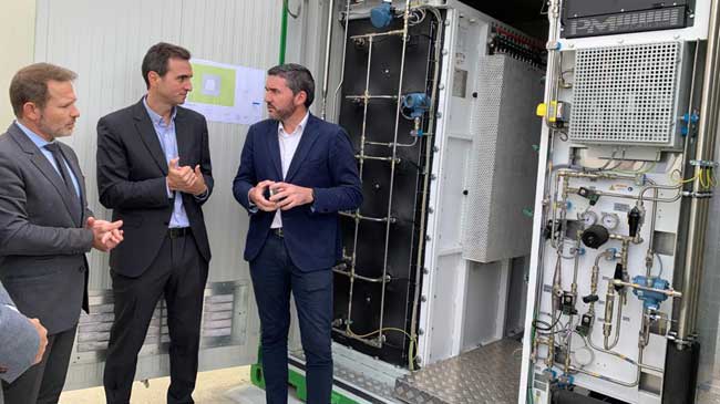 El consejero Luengo con los responsables de  ACOM-Agrocomponentes