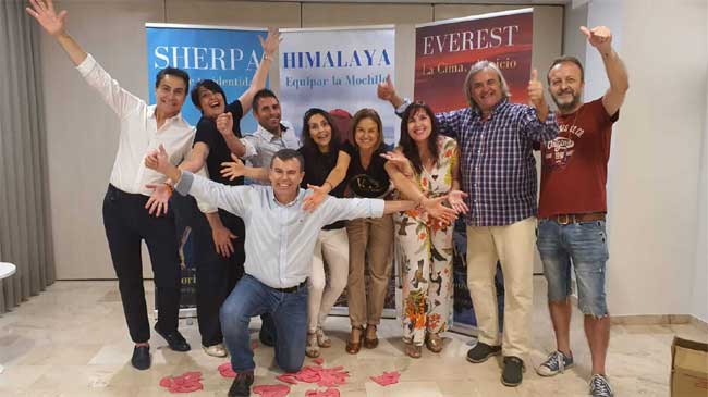 Valerio Garc&iacute;a, de rodillas, junto a miembros de su equipo y empresarios