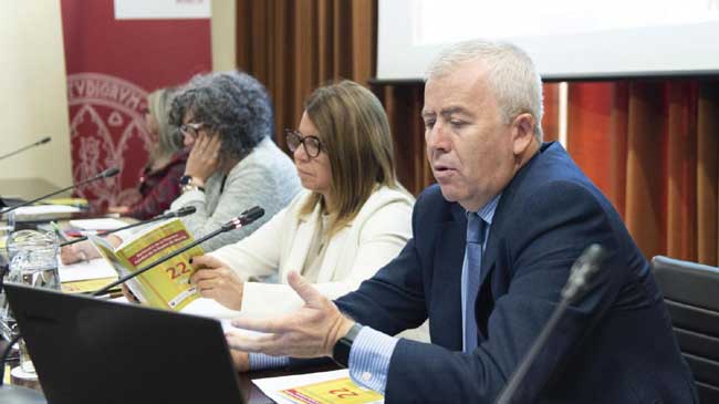 &Aacute;ngel Mero&ntilde;o, director de la C&aacute;tedra, durante la presentaci&oacute;n del Bar&oacute;metro