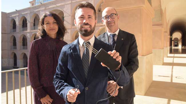 Juan Domingo Gonz&aacute;lez con el &uacute;ltimo sensor desarrollado; detr&aacute;s, Ana Toledo y Roque Torres