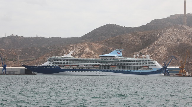 El crucero Marella Discovery 2 en el muelle de San Pedro para ser reparado