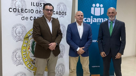 El tesorero del Colegio, Jos&eacute; Nieto; el director de Zona de &nbsp;Cajamar, David Cas; y el director de la oficina de Cartagena, Pedro Garc&iacute;a