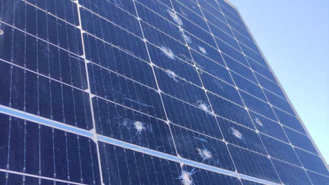 Módulos solares dañados por el granizo Módulos solares dañados por el granizo