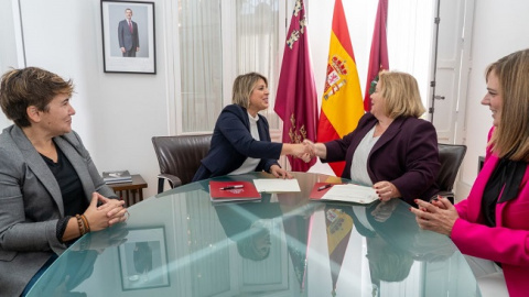 La alcaldesa de Cartagena, Noelia Arroyo, y la presidenta de COEC, Ana Correa