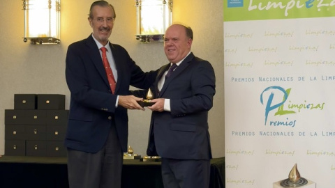 Juan D&iacute;ez de los R&iacute;os, presidente de ASPEL, entrega el premio a Pedro C&aacute;novas, director general de Limcamar