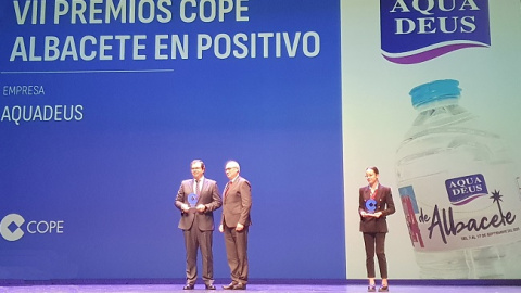 Adri&aacute;n Perez, director general de Aquadeus recibe el galard&oacute;n de manos de Herminio Molina, presidente de la Fundaci&oacute;n Globalcaja Albacete