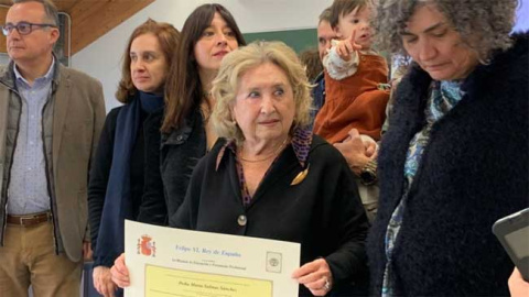 Mar&iacute;a Salinas muestra su t&iacute;tulo tras recogelo de las manos de la rectora Beatriz Miguel