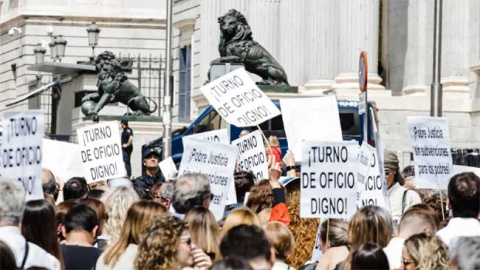 Los abogados del turno de oficial se manifestaron en abril frente al Congreso, en Madrid