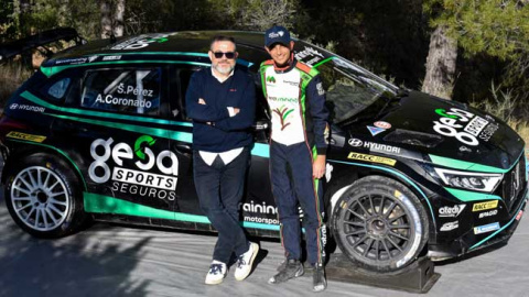 Mariano Albaladejo, presidente de Gesa, y el piloto Sergi Pérez con el Hyundai i20 N Rally2 Mariano Albaladejo, presidente de Gesa, y el piloto Sergi Pérez con el Hyundai i20 N Rally2