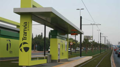 Una de las paradas del tranv&iacute;a de Murcia