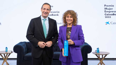 Gonzalo Gort&aacute;zar, consejero delegado de CaixaBank, con la empresa ganadora en la Regi&oacute;n de Murcia, Encarna Ortiz