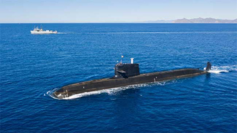 El submarino Isaac Peral durante una de las pruebas realizadas antes de su entrega a Defensa