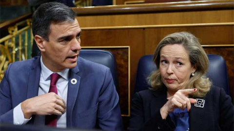 El presidente del Gobierno, Pedro S&aacute;nchez, y la vicepresidenta primera y ministra de Econom&iacute;a, Nadia Calvi&ntilde;o