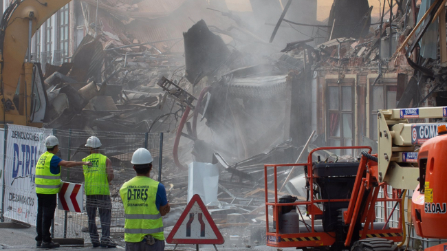 M&aacute;quinas excavadoras y obreros trabajan en la demolici&oacute;n de la discoteca 'Teatre' - DIMA - Europa Press