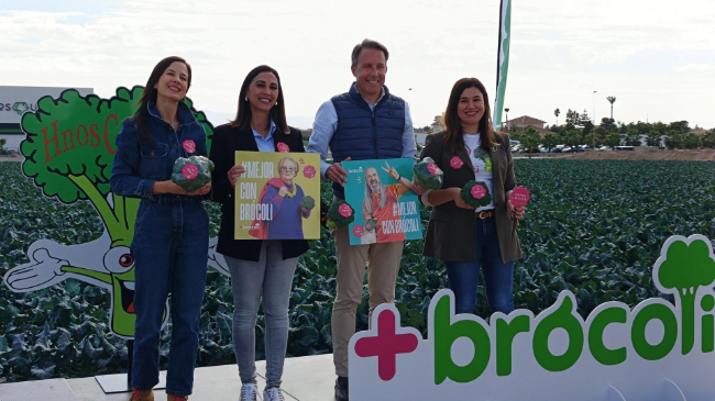 La consejera de Agricultura, Sara Rubira, en el acto del primer corte de br&oacute;coli de la asociaci&oacute;n +Br&oacute;coli