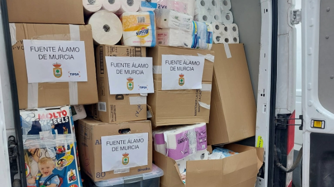 Imagen de una furgoneta cargada con productos de primera necesidad