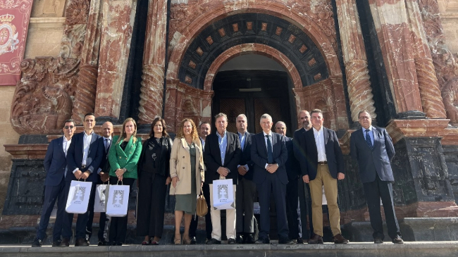 Los miembros del Consejo de Administraci&oacute;n de Av&aacute;lam, en la Bas&iacute;lica de la Vera Cruz de Caravaca