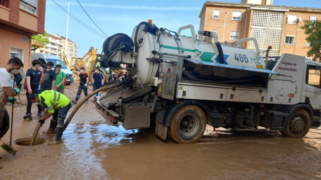 Equipos de limpieza de FCC trabajando en las zonas afectadas por la DANA