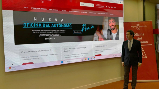 El director general de Aut&oacute;nomos, Antonio Pasqual del Riquelme, en la Oficina del Aut&oacute;nomo