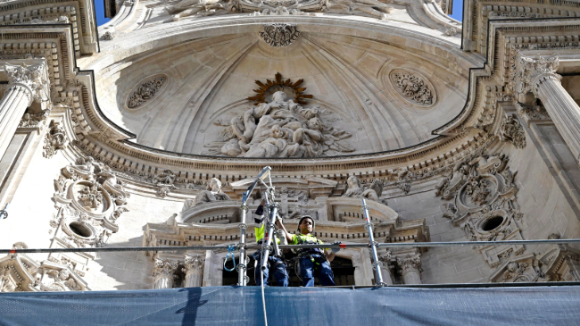 Trabajadores de Orthem en la fachada de la Catedral de Murcia Trabajadores de Orthem en la fachada de la Catedral de Murcia