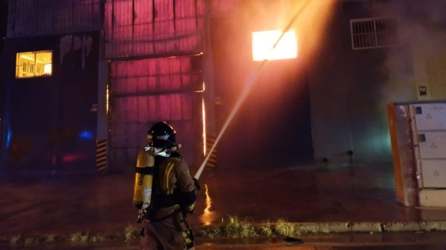 Imagen de un bombero trabajando en la extinci&oacute;n del incendio - CEIS