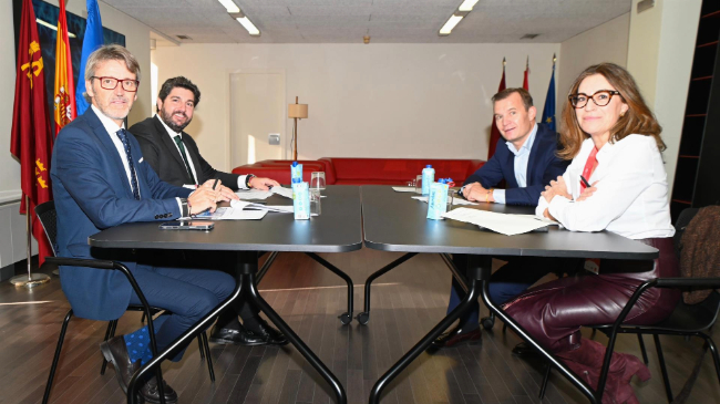 Imagen de la reuni&oacute;n de los responsables de MasOrange con el presidente de la Comunidad, Fernando L&oacute;pez Miras