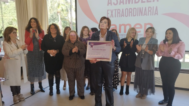 Nuria Castillo siendo galardonada y homenajeada por la junta directiva de AMEP