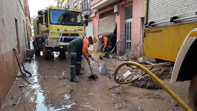 Voluntarios del dispositivo de ayuda de la Regi&oacute;n de Murcia trabajando en Paiporta