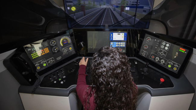 Alumna practicando en el centro de formaci&oacute;n de Renfe