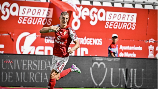 Alberto Gonz&aacute;lez durante un encuentro con el Real Murcia.