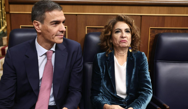 El presidente del Gobierno, Pedro S&aacute;nchez, y la vicepresidenta primera y ministra de Hacienda, Mar&iacute;a Jes&uacute;s Montero (Eduardo Parra).