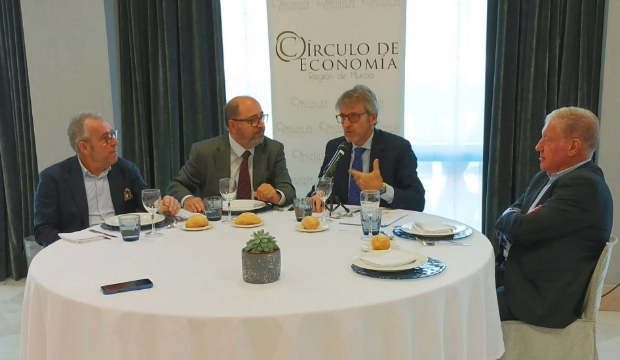 El consejero de Economía, Hacienda, Fondos Europeos y Transformación Digital, Luis Alberto Marín, durante su intervención en el coloquio. El consejero de Economía, Hacienda, Fondos Europeos y Transformación Digital, Luis Alberto Marín, durante su intervención en el coloquio.