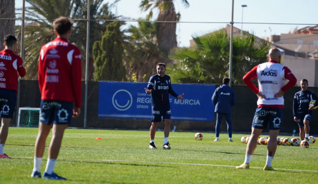 Colunga dirigiendo un nuevo entrenamiento Colunga dirigiendo un nuevo entrenamiento