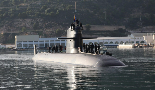 El submarino S-82 durante su llegada al Arsenal de Cartagena.