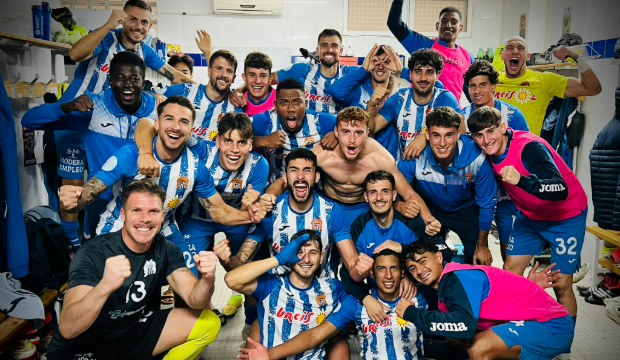 El vestuario del &Aacute;guilas celebra el triunfo ante el Estepona (2-1).