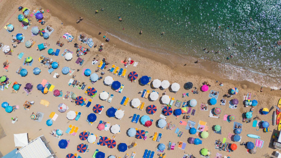 Archivo - Numerosas personas disfrutan de un día de playa en la Costa Brava - Lorena Sopêna - Europa Press